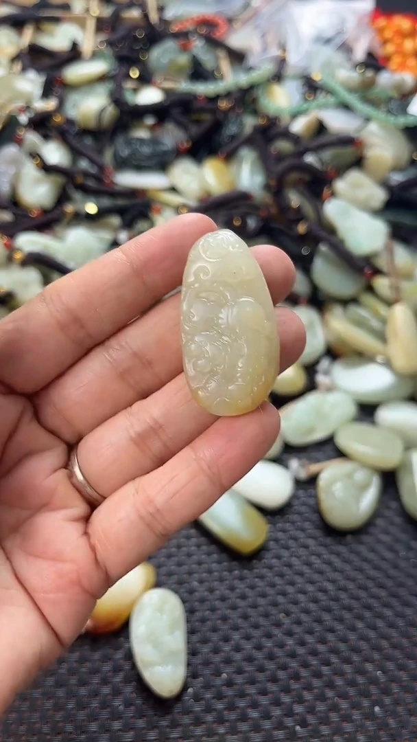 和田玉未镶嵌颈饰（多样性发一件）没有证书有瑕