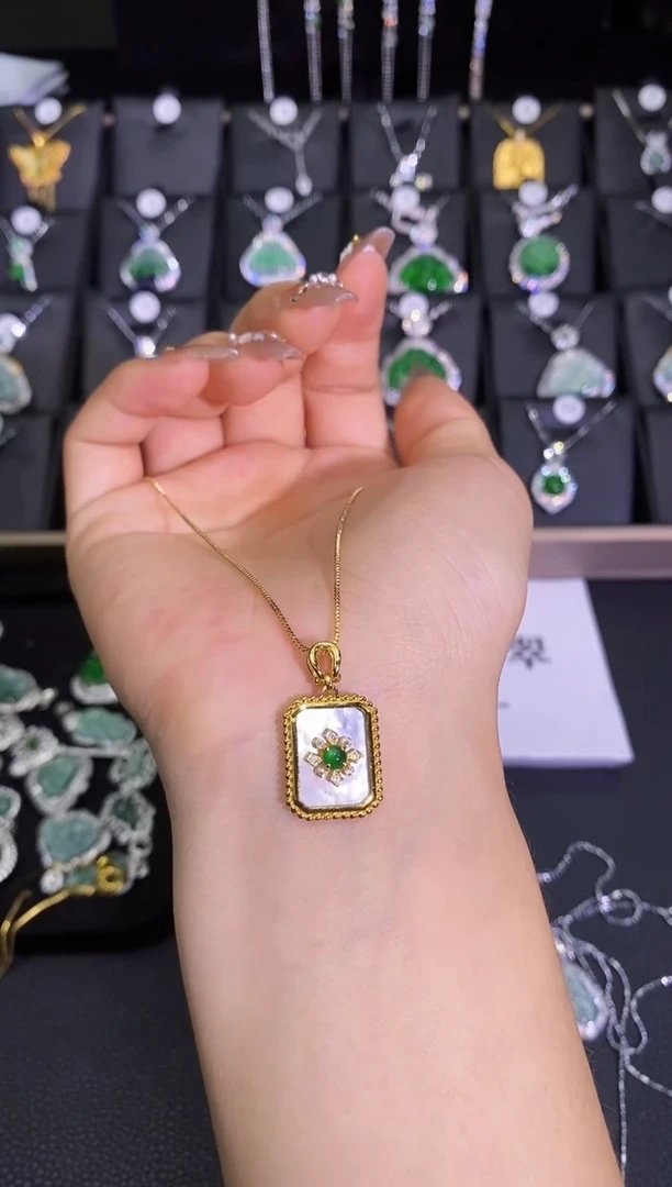 【闪购商品】翡翠吊坠(赠链)未镶嵌翡翠吊坠