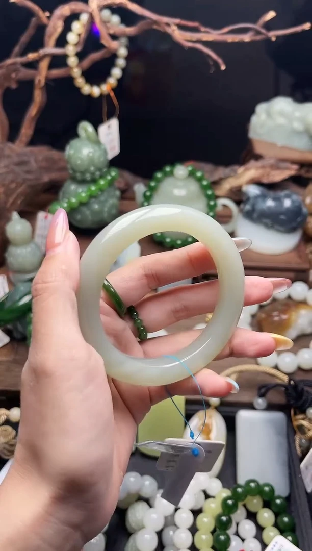 和田玉手镯未镶嵌且末青白 57圈9010150