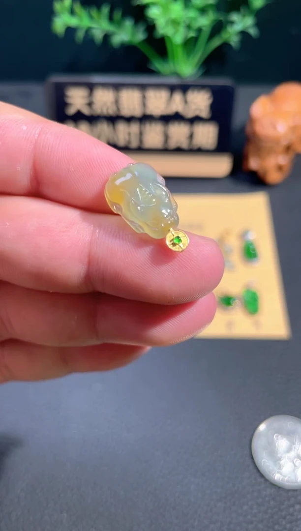 颈饰18K金镶嵌翡翠翡翠