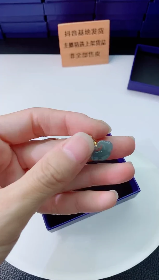 翡翠未镶嵌颈饰    `
