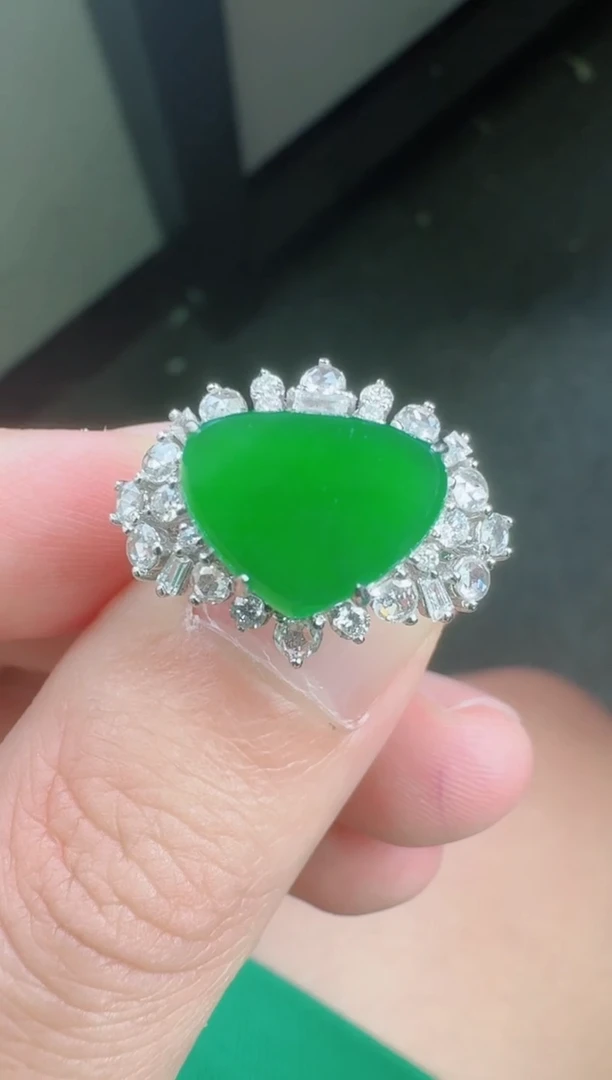 18K金镶嵌戒指翡翠寄售回流，24小时鉴赏期