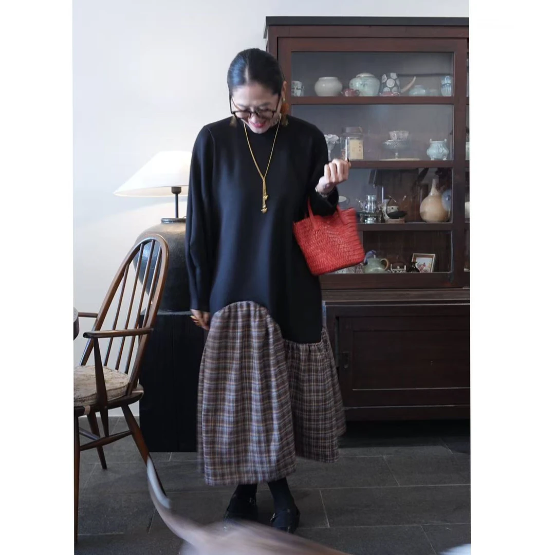 A7265格子摆卫衣裙黑色百搭复古圆领