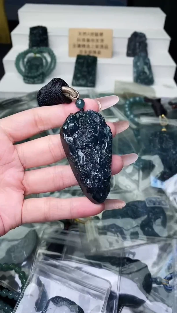 颈饰未镶嵌翡翠