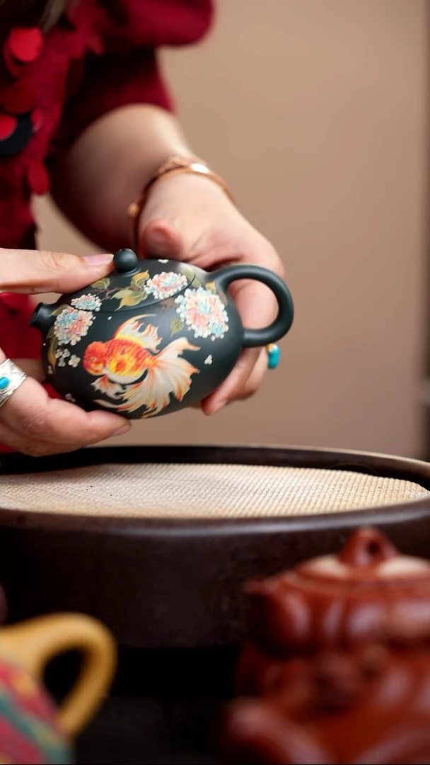 茶壶紫砂九龄君子兰扁西施泥绘桂花鱼