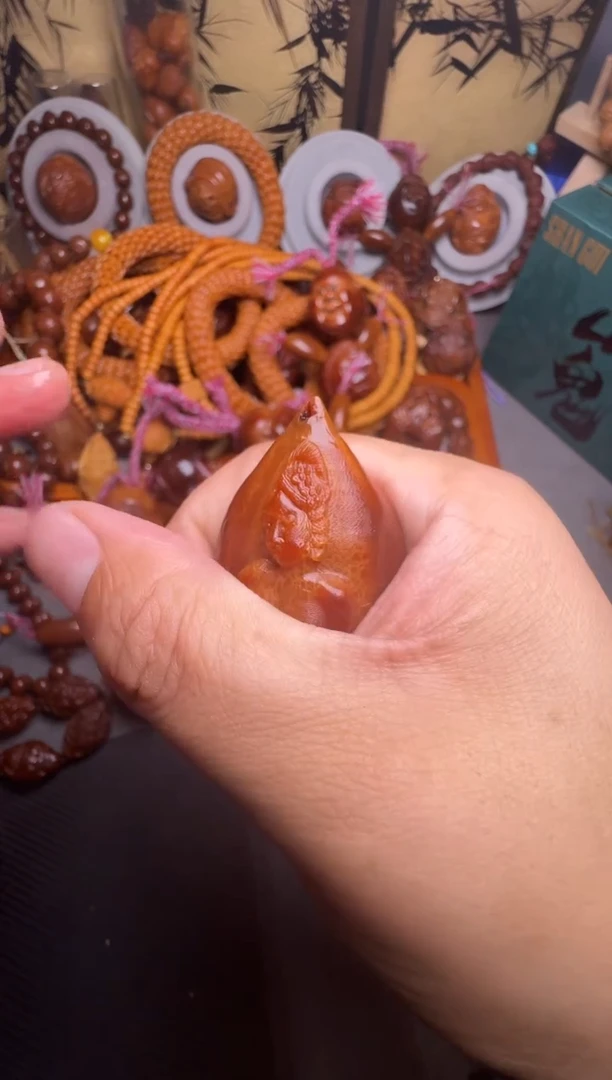 手串橄榄核美女的