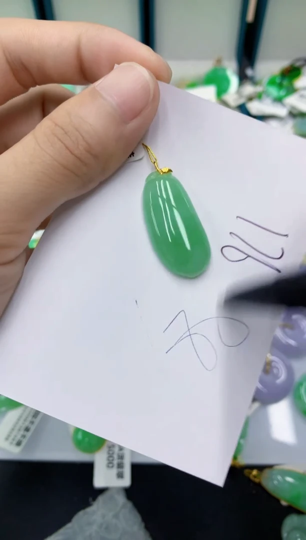 翡翠18K金镶嵌颈饰翡翠