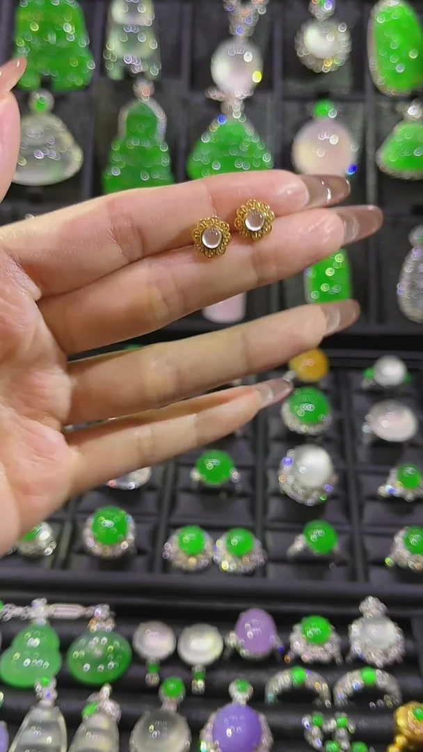 18K金镶嵌翡翠耳饰耳钉