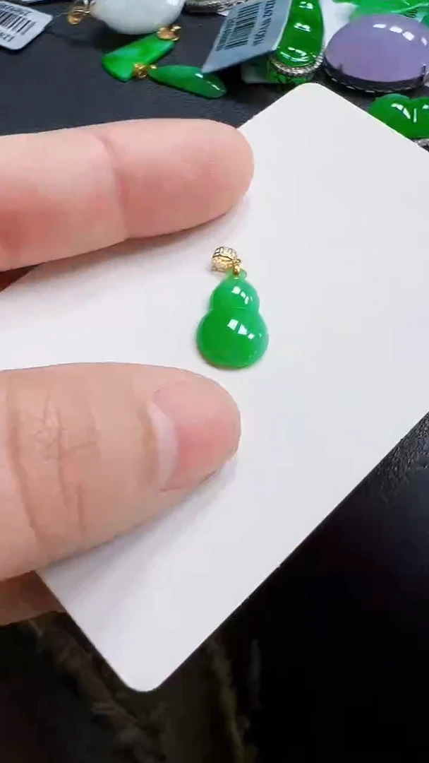 颈饰18K金镶嵌翡翠吊坠