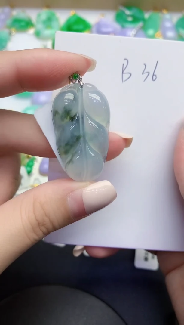颈饰18K金镶嵌翡翠缅甸天然翡翠A货