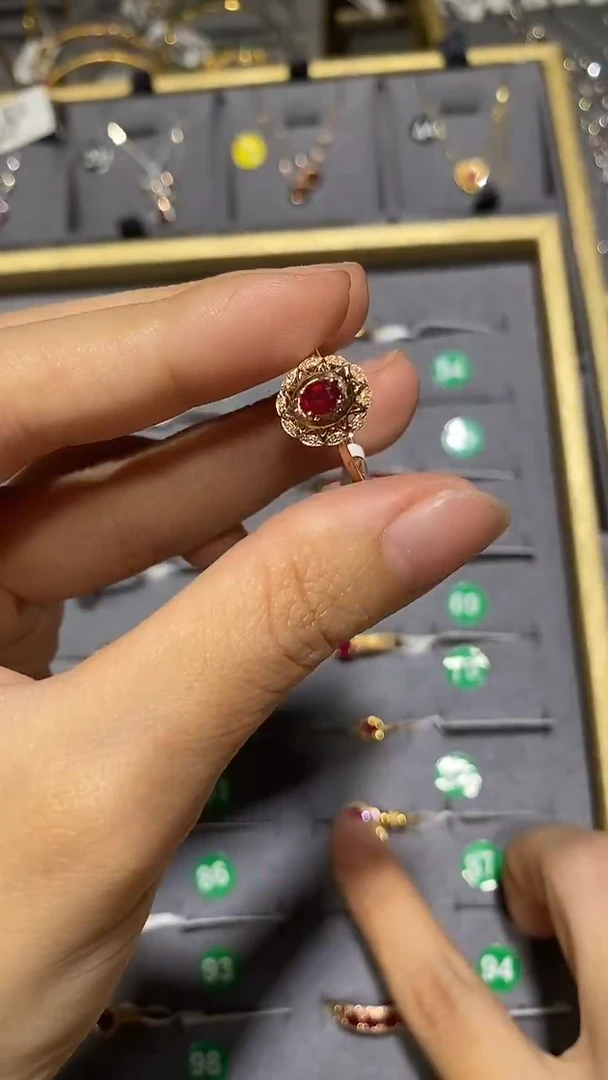 18K金镶嵌戒指红宝石
