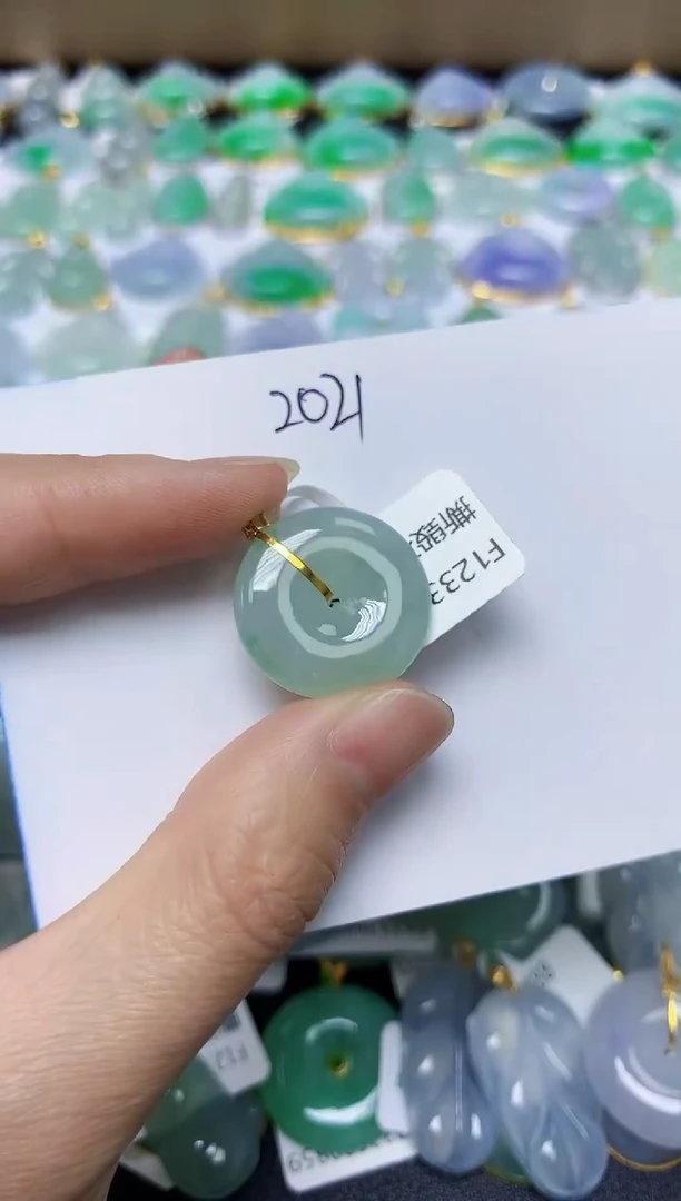 翡翠18K金镶嵌颈饰 天然缅甸翡翠A货