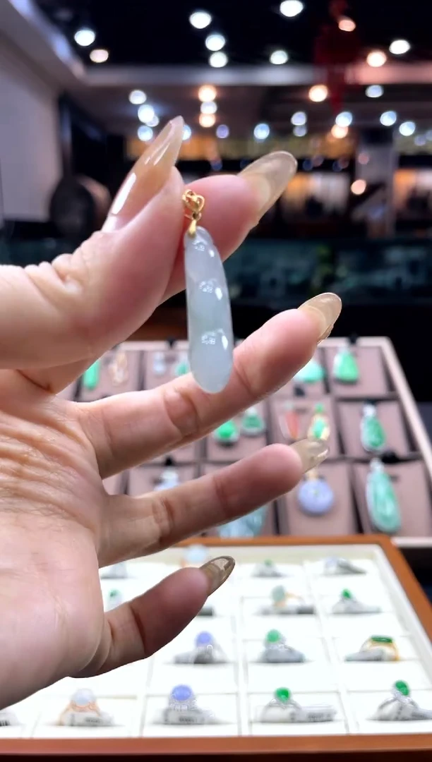 【闪购商品】翡翠颈饰18K金镶嵌福豆