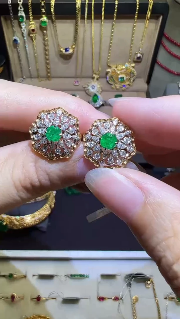 18K金镶嵌耳饰祖母绿0.65ct