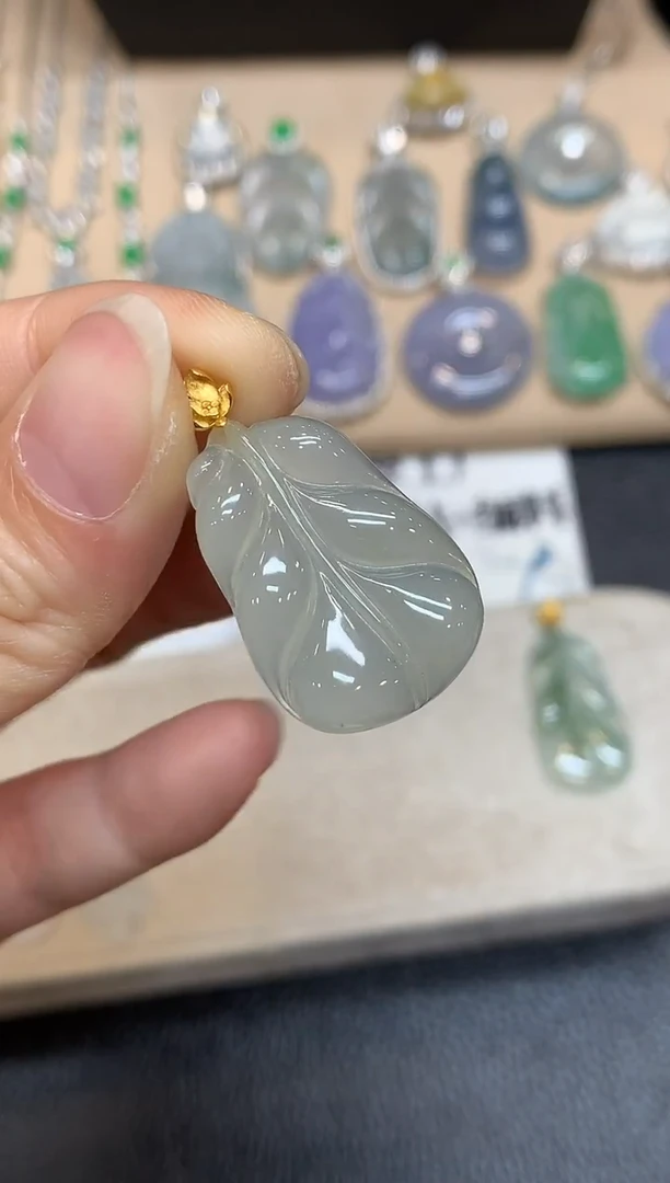 颈饰18K金镶嵌翡翠芭蕉叶【无服务费