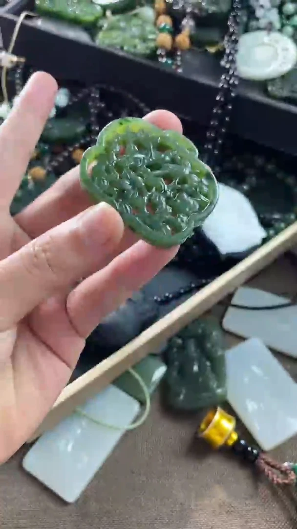 颈饰未镶嵌和田玉（碧玉）挂件