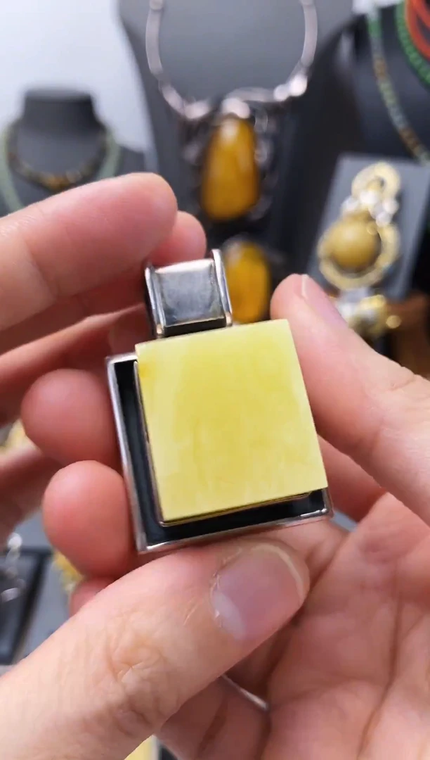 琥珀颈饰银S925镶嵌蜜蜡方吊坠