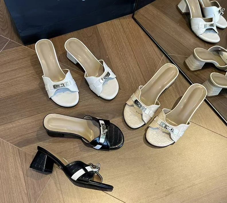 新款时尚百搭法式金属扣鳄鱼纹一字拖粗跟方头凉拖鞋T