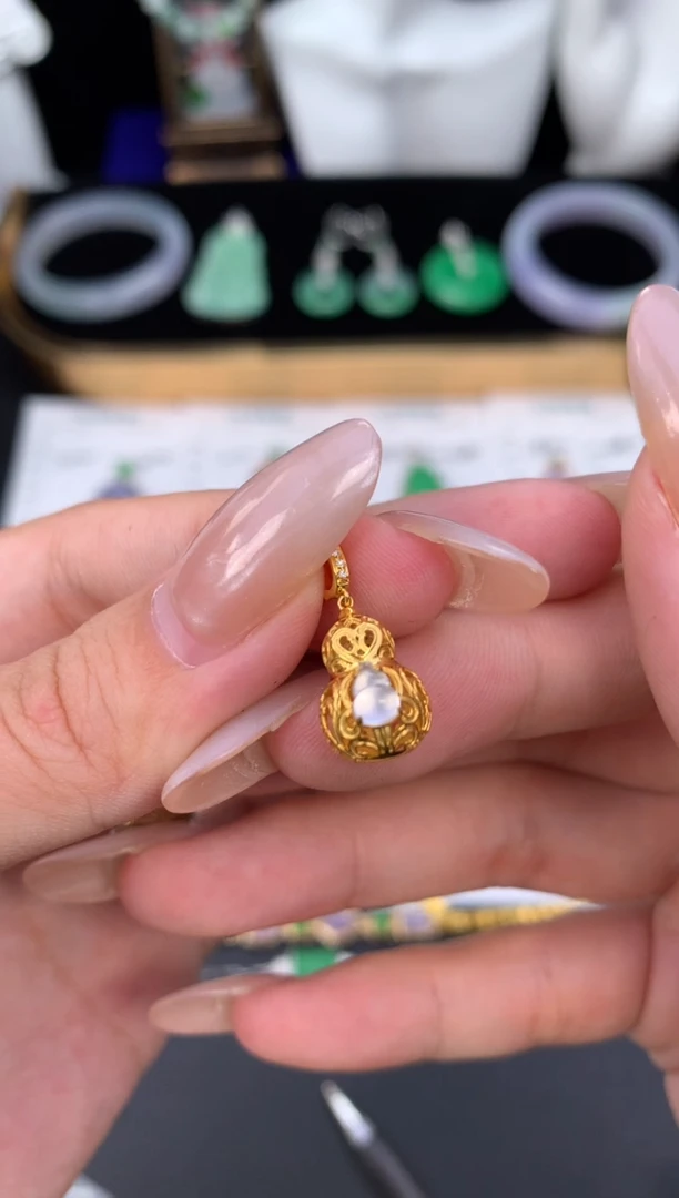 颈饰18K金镶嵌翡翠48小时鉴赏期 退货不扣服务费