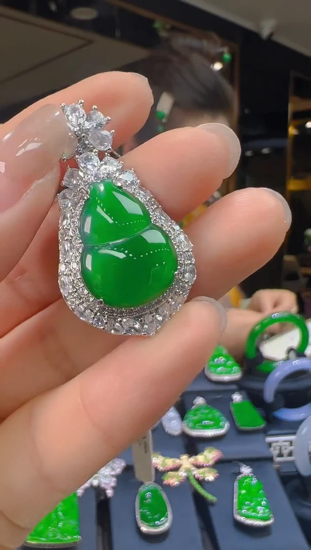 翡翠未镶嵌吊坠(赠链)211(多样性发货发其一)