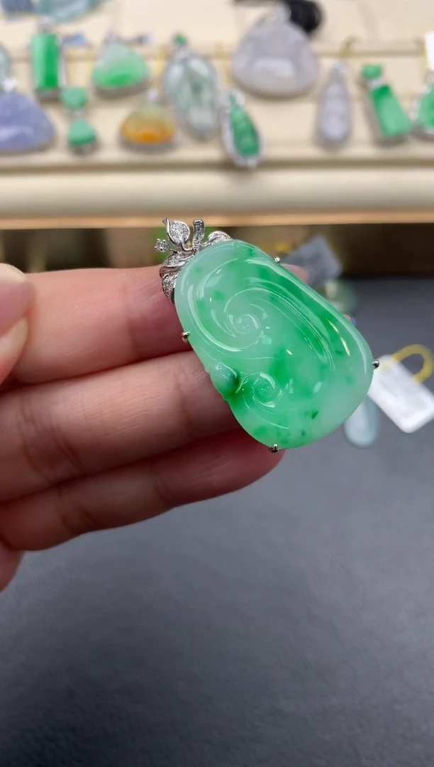 翡翠18K金镶嵌颈饰A663
