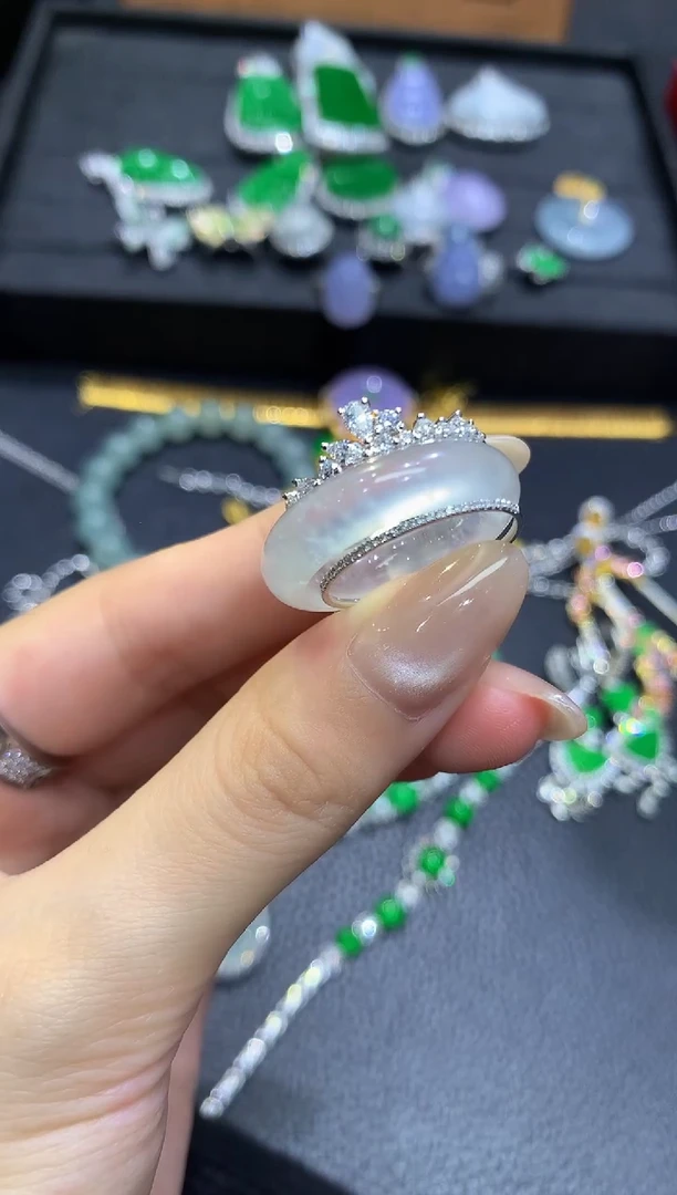 18K金镶嵌戒指翡翠72团购