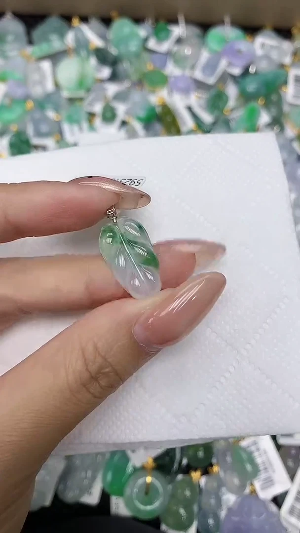 颈饰18K金镶嵌翡翠11111111111