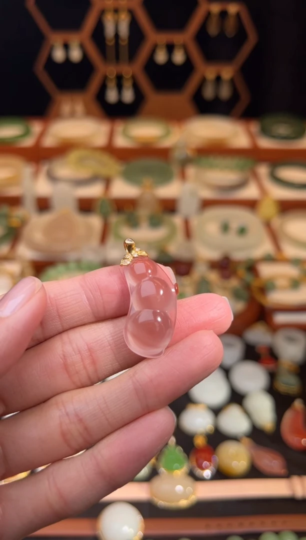 18K金镶嵌南红玛瑙挂件福利