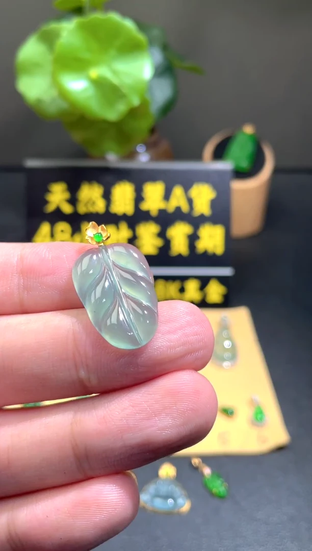 颈饰18K金镶嵌翡翠翡翠A货