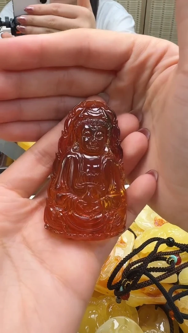未镶嵌颈饰琥珀如图