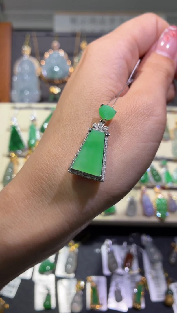 翡翠18K金镶嵌颈饰铛*天然翡翠A货