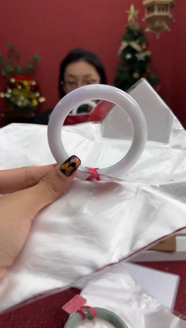 未镶嵌手镯（圆镯）翡翠妙**?翡翠手镯