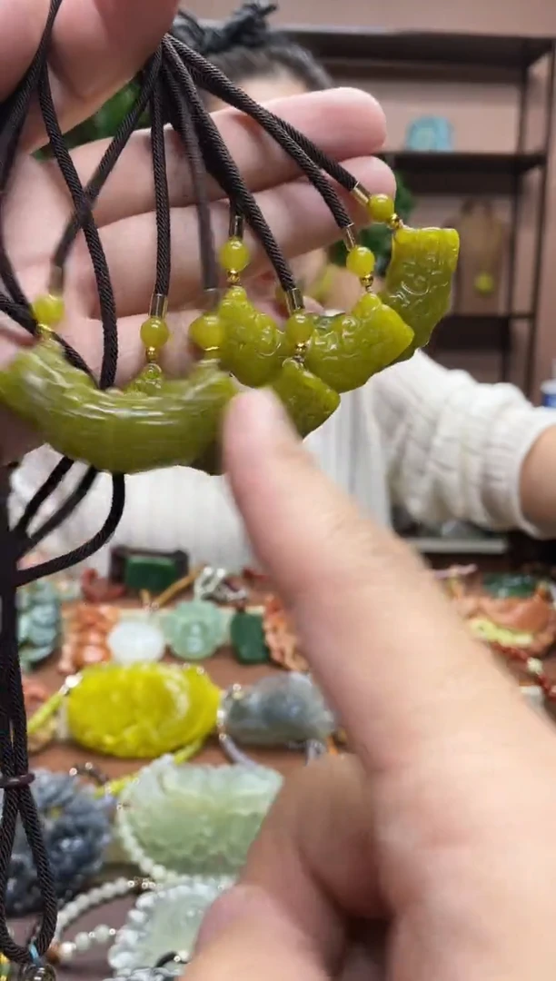 未镶嵌岫玉颈饰多样性发货发其中之一瑕疵