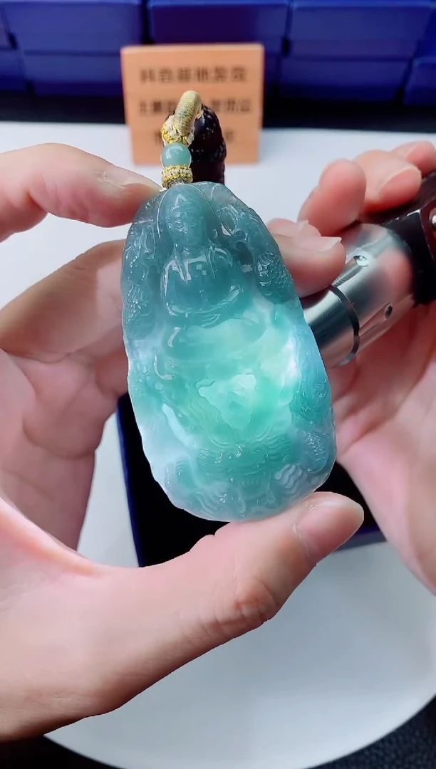 颈饰未镶嵌翡翠   `