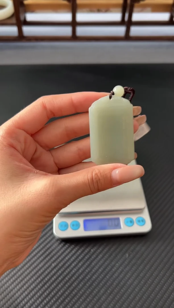 吊坠(赠链)未镶嵌和田玉且末微色差近矿吊坠