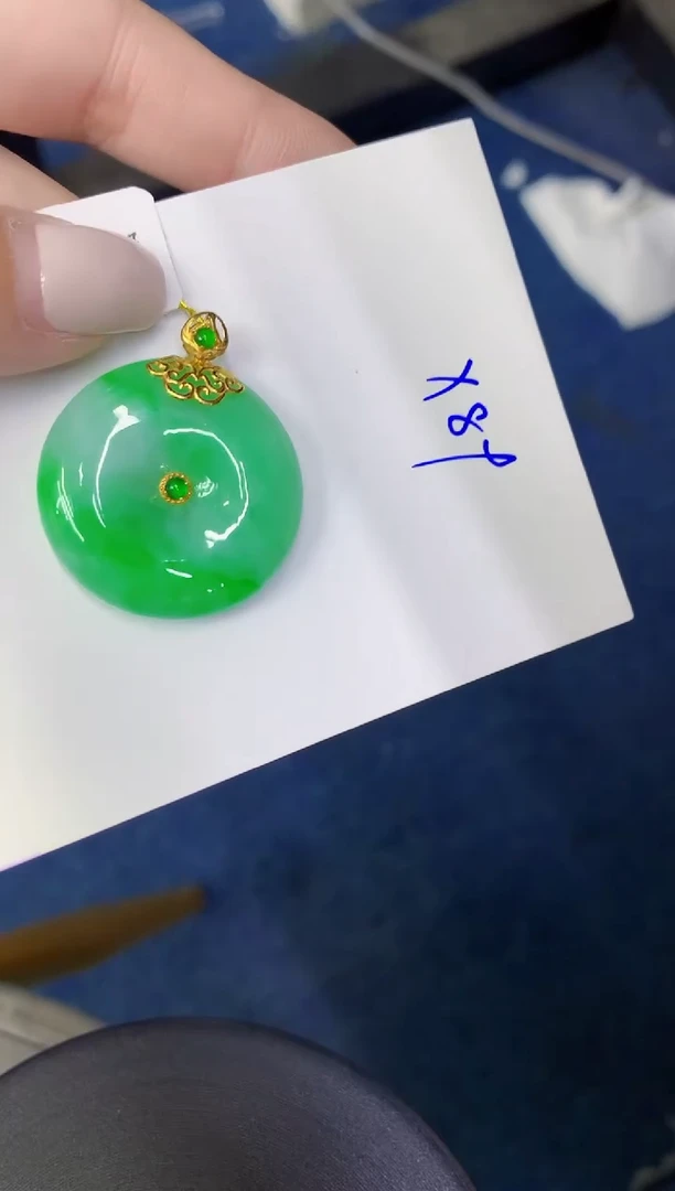 颈饰18K金镶嵌翡翠缅甸天然翡翠A货