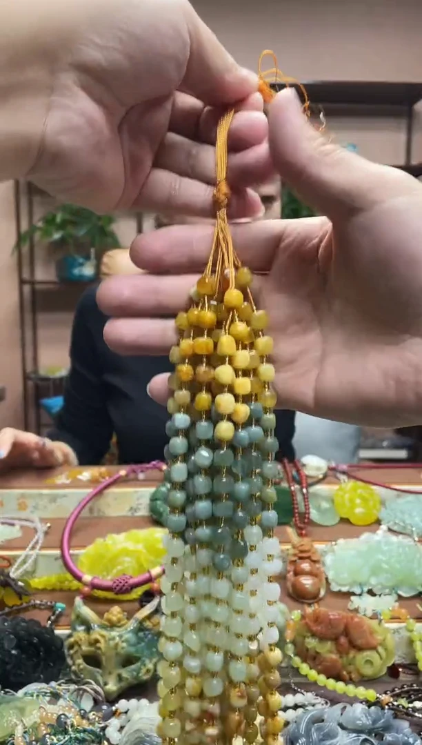 未镶嵌岫玉颈饰多样性发货发其中之一