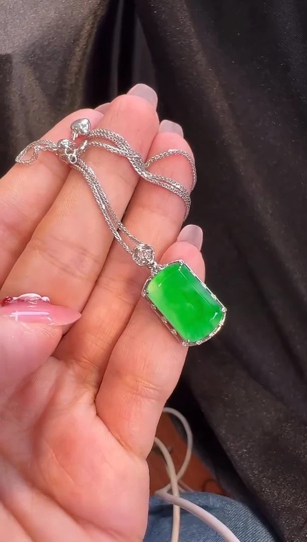 【闪购商品】翡翠颈饰18K金镶嵌吊坠