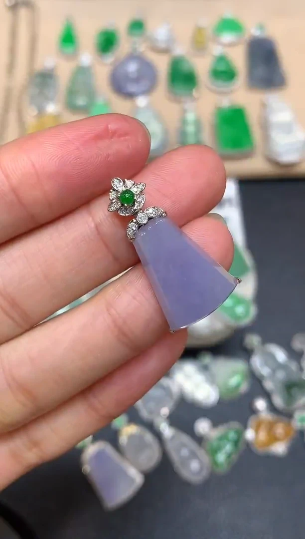 颈饰18K金镶嵌翡翠无事牌【无服务费