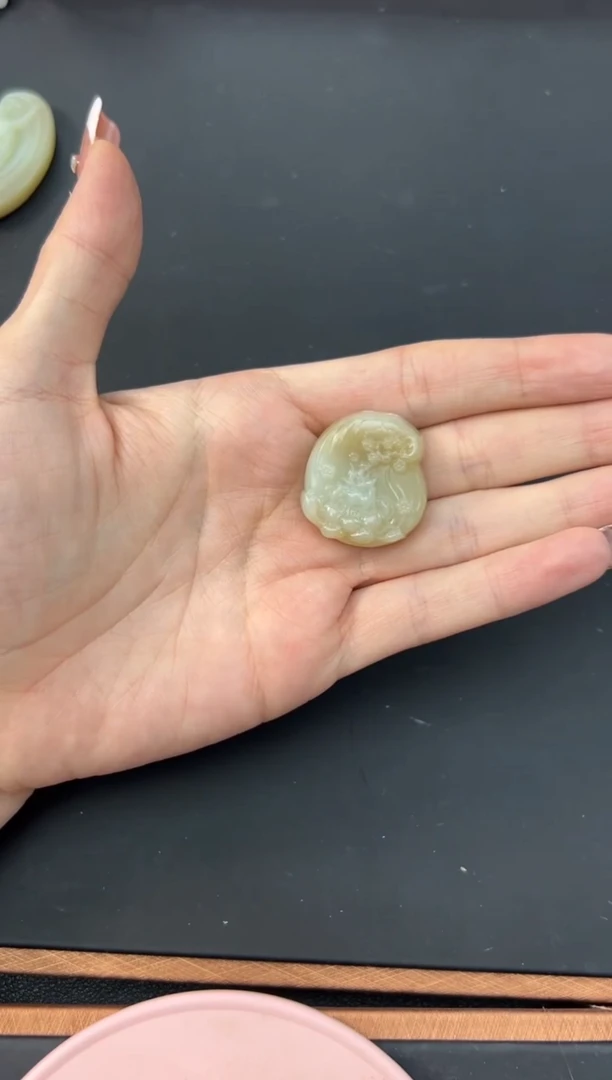 【闪购商品】和田玉吊坠(赠链)未镶嵌且末微色差迪克兰吊坠