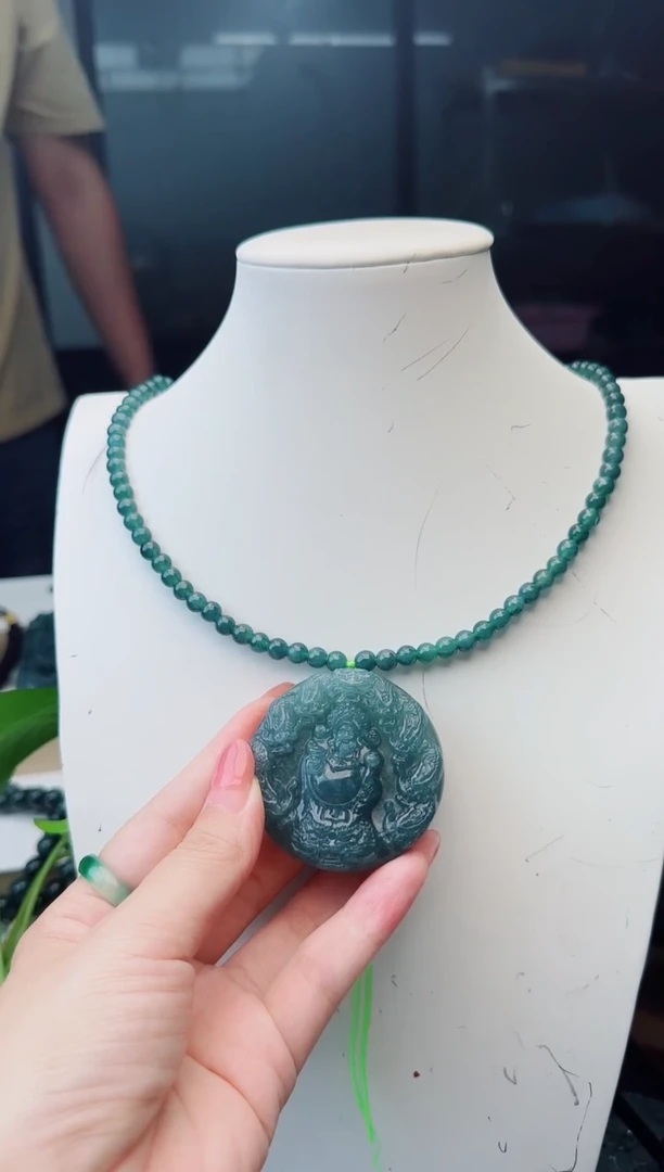 翡翠未镶嵌颈饰多样性发货其中一件