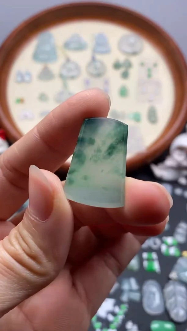 颈饰未镶嵌翡翠飘緑无事牌/芬