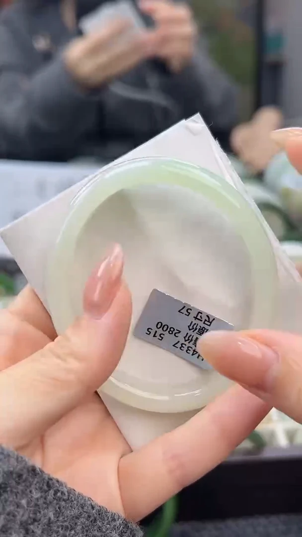 未镶嵌手镯和田玉57圈浅浅色翠青