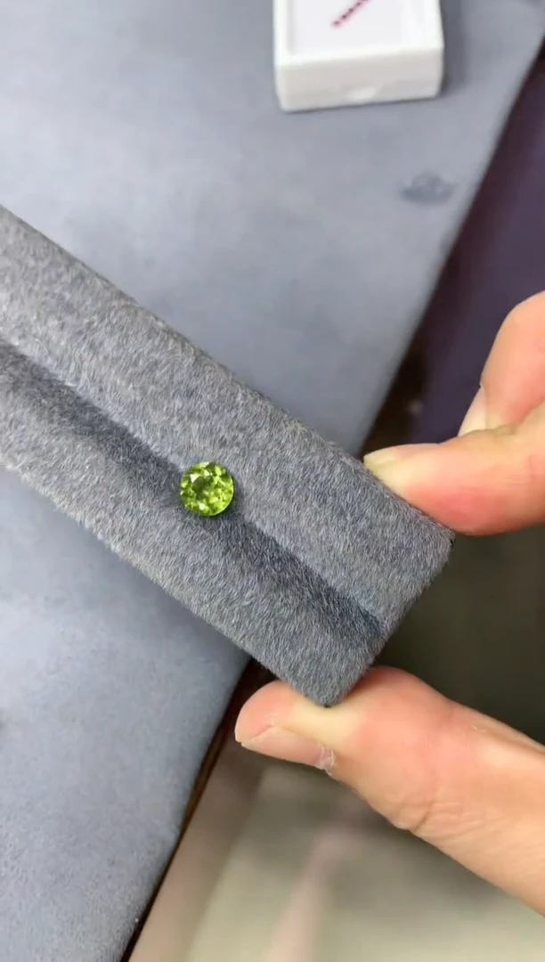 【闪购商品】橄榄石笔搁未镶嵌2ct 圆形 多样性发货一粒