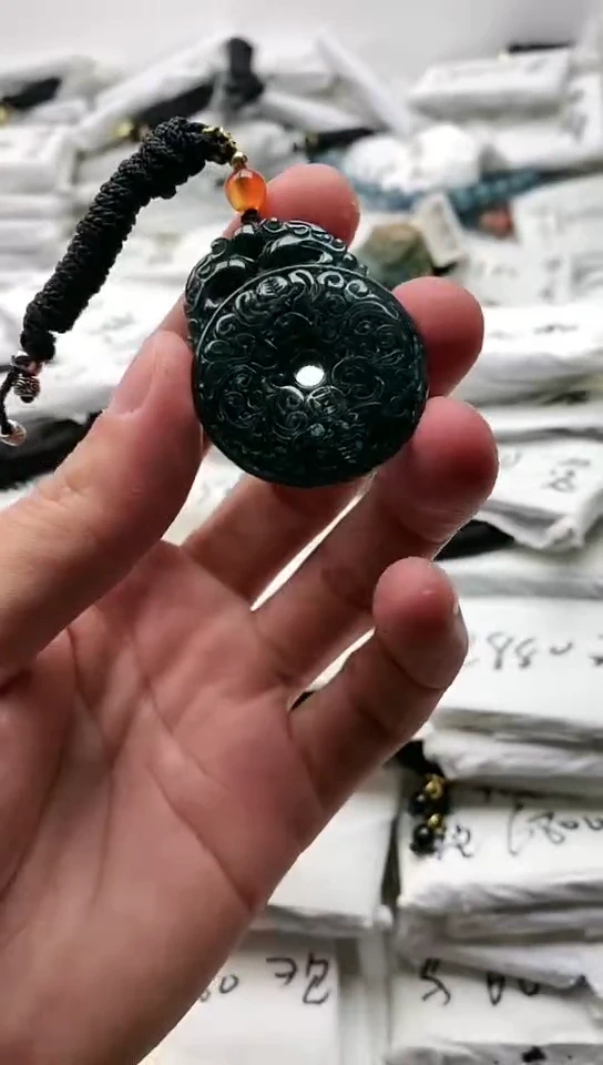 翡翠未镶嵌颈饰平安扣