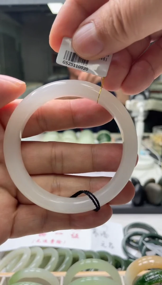 和田玉手镯未镶嵌编码0020 圈口61-62