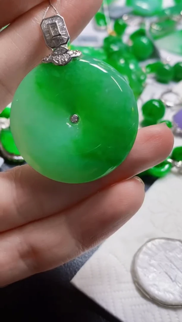 颈饰18K金镶嵌翡翠扣