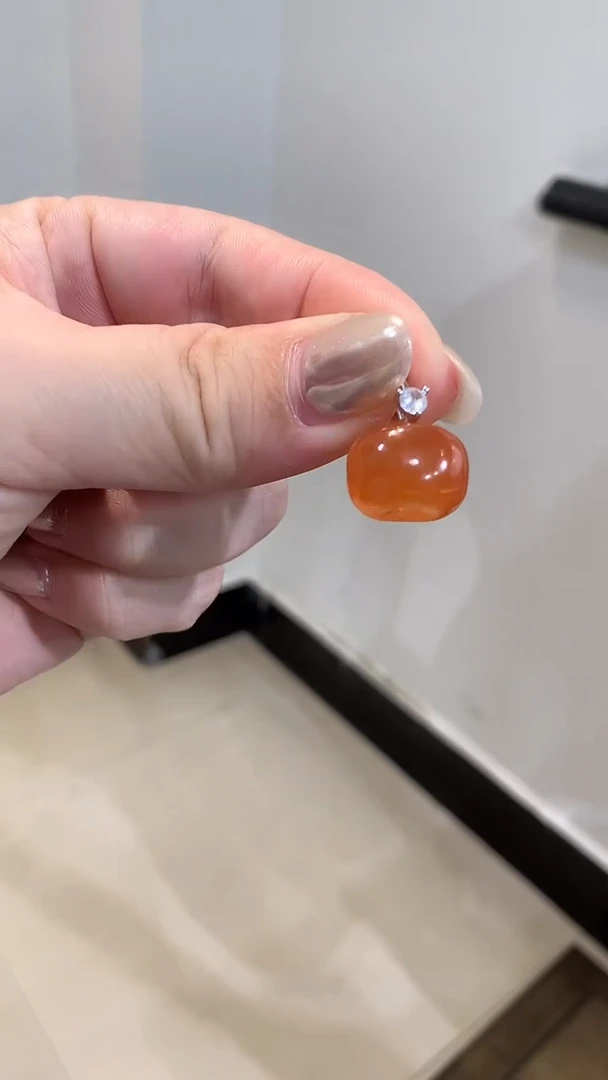 未镶嵌蛇纹石玉吊坠(不含链)柿子有瑕疵