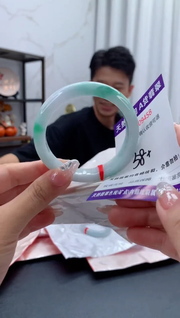 未镶嵌手镯翡翠有纹，完美者勿拍