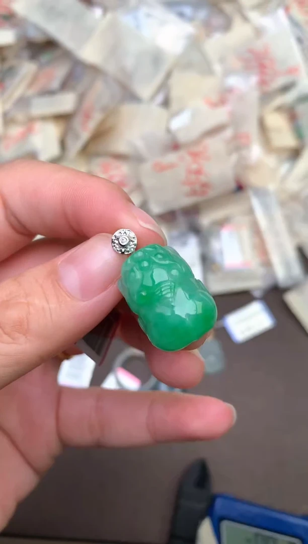 18K金镶嵌挂件翡翠—